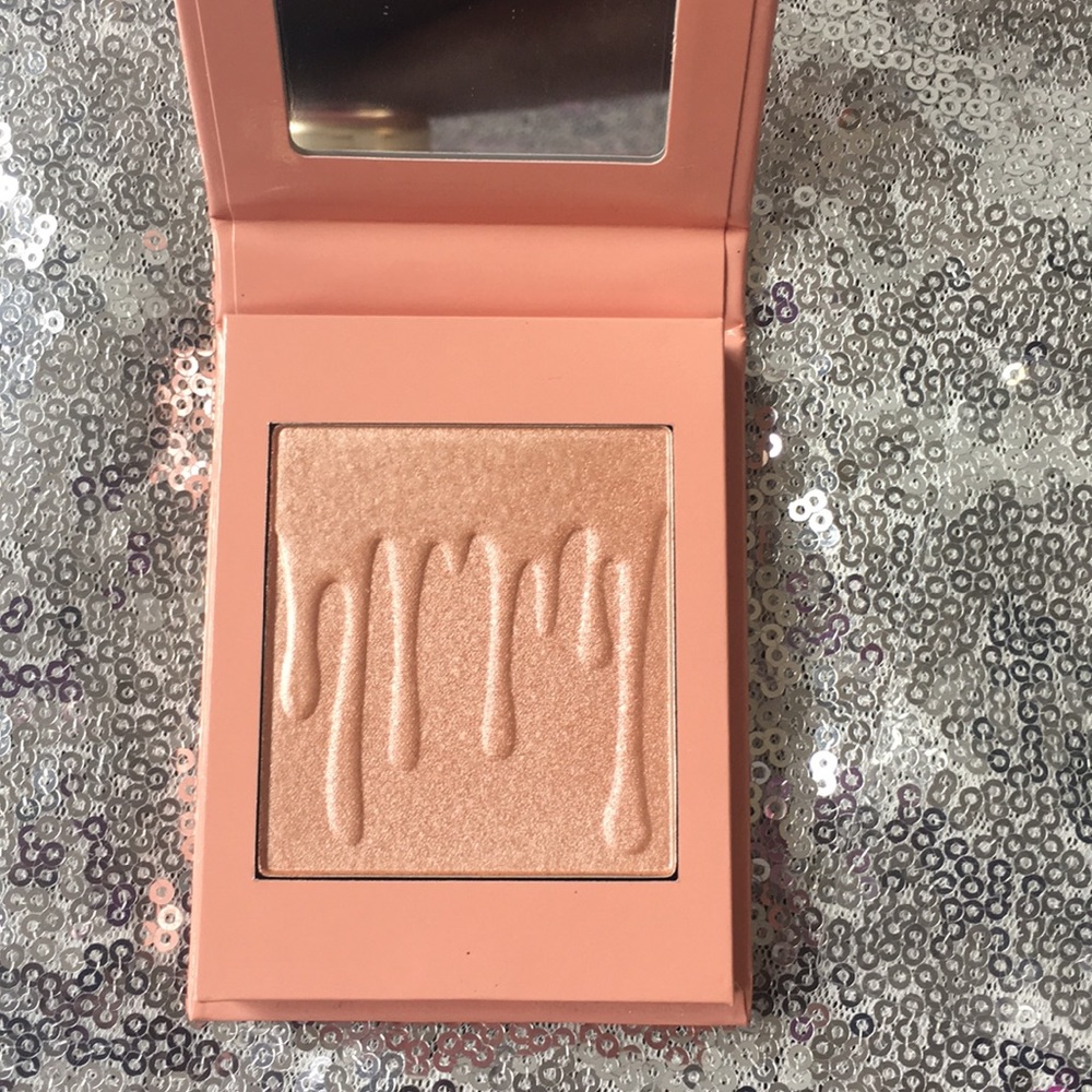 KYLIE - pressed illuminating powder - brand new